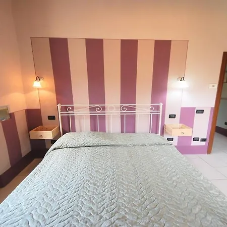 Villa Spoleto-poolside Slps 20, One Hour To Rome, Fabulous Gardens, Bbq Area, Pool